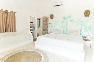 Quarto triplo superior, vista para a piscina | Cofres nos quartos, cortinas blackout, Wi-Fi de cortesia