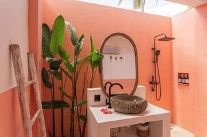 Quarto casal standard, varanda coberta, vista para a piscina | Banheiro | Chuveiro, secador de cabelo, toalhas de banho, sabonete