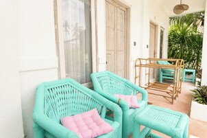 Quarto casal standard, varanda coberta, vista para a piscina | Terraço/pátio