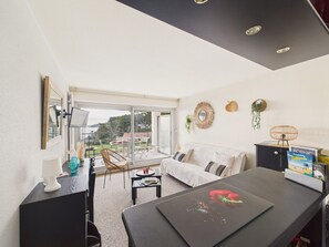 TV - Apartment for 4  with sea view and balcony (Pornic)