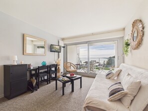 TV - Apartment for 4  with sea view and balcony (Pornic)