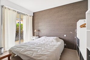 6 bedrooms, iron/ironing board, free WiFi - House for 12 with garden, 600m from the beach (Dinard)