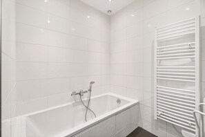 Shower, hair dryer - House for 12 with garden, 600m from the beach (Dinard)
