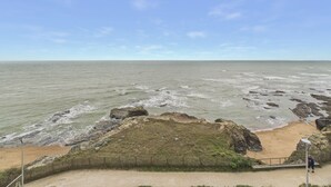 A coastal view with rocky terrain and a sandy beach. - Breathtaking ocean view, stay for 2 (Saint-Hilaire-de-Riez)