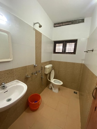 Classic Double Room | Bathroom. TECH CITY