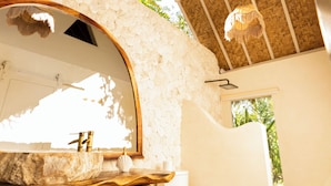 Bungalow Deluxe | Phòng tắm | Buồng tắm vòi sen, máy sấy tóc, khăn tắm, xà phòng 