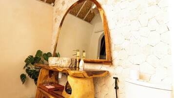 Deluxe-Bungalow | Badezimmer | Dusche, Haartrockner, Handtücher, Seife