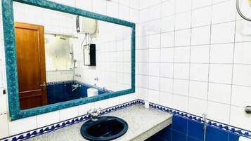 Apartment, Balkon | Badezimmer