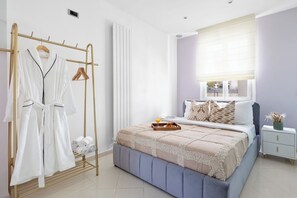2 chambres, fer et planche à repasser, lit de bébé portatif