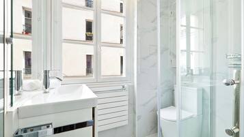 Shower, hair dryer, towels, shampoo