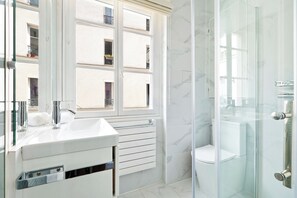 Een douche, een haardroger, handdoeken, shampoo