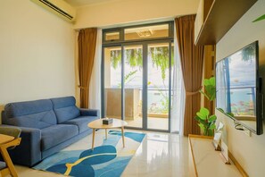ห้องลักซ์ชัวรี่สตูดิโอสวีท, ระเบียง, วิวทะเล | บริเวณนั่งเล่น