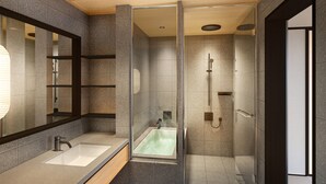 Een moderne badkamer met een glazen douchecabine, een inbouwbad en een grote spiegel.