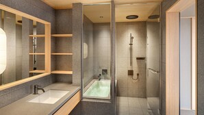 Een moderne badkamer met een douchecabine van glas, een wastafel met een houten opbergmeubel en een spiegel met planken.