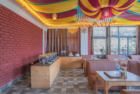 A restaurant with brick walls, wooden counters, and booths. - Treebo Holiday Hill (Dharamshala)