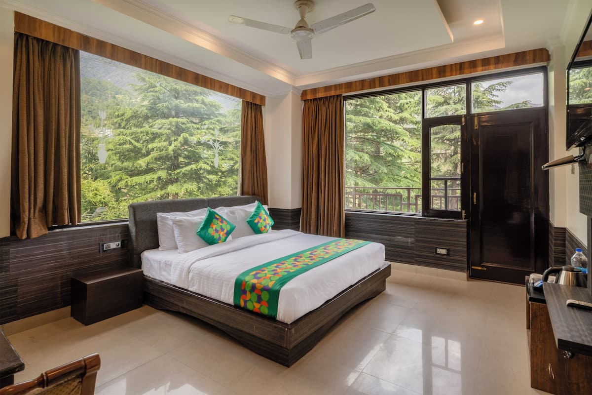 Economy Double Room | Desk, iron/ironing board