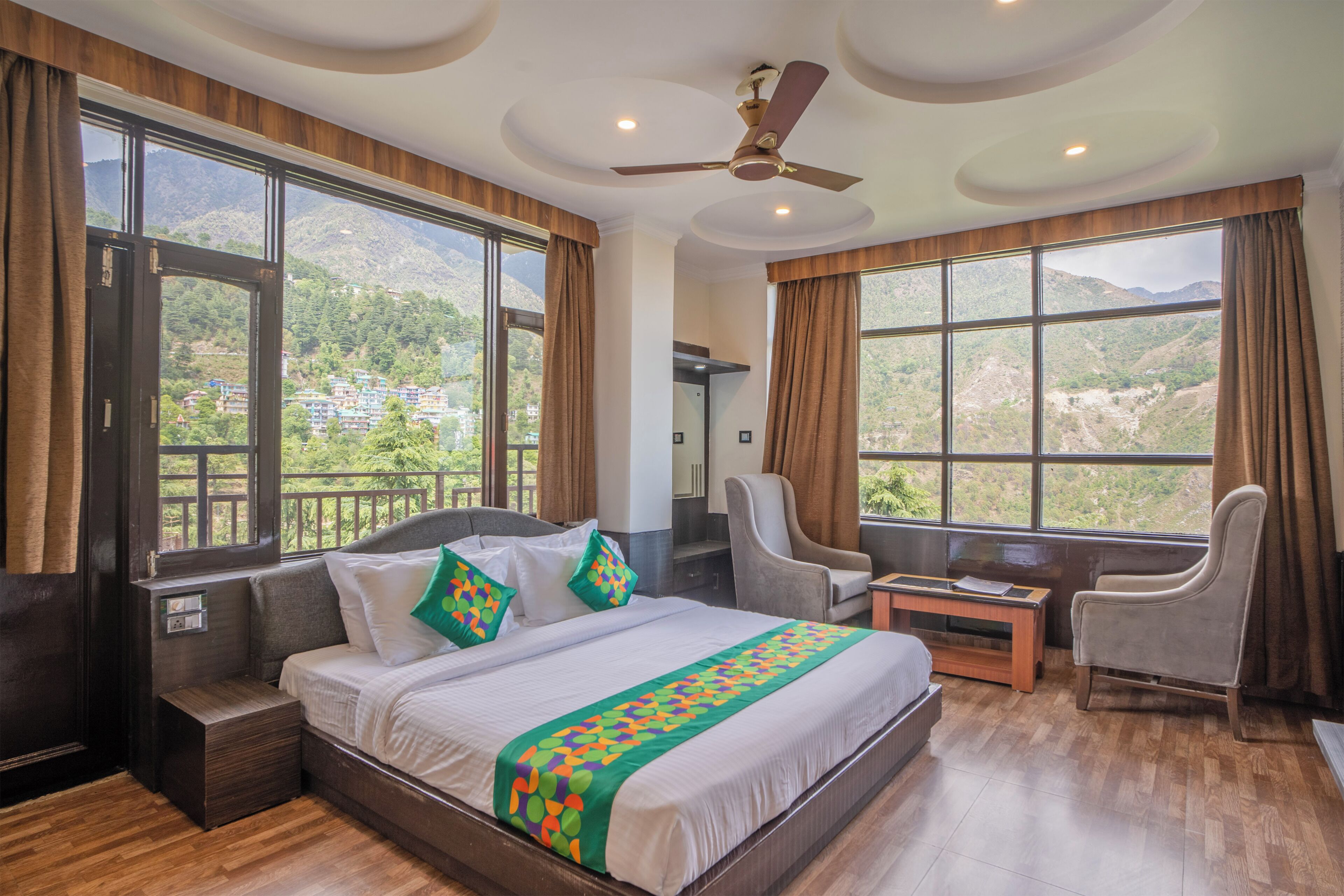 Standard Double Room | Desk, iron/ironing board