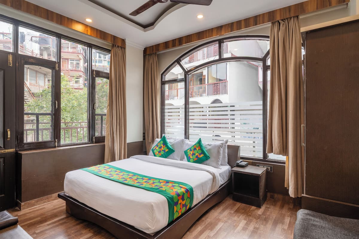 Deluxe Double Room | Desk, iron/ironing board