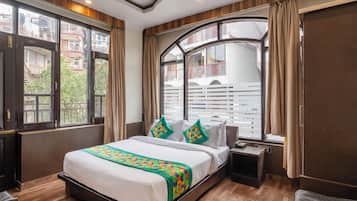 Deluxe Double Room | Meja, seterika/papan seterika