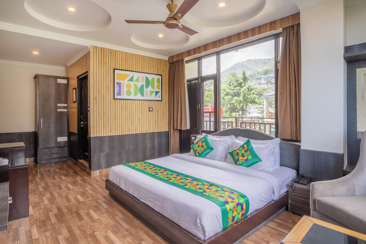 Standard Double Room | Desk, iron/ironing board
