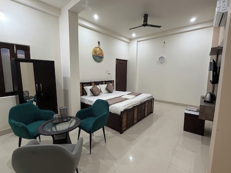 Deluxe Double Room. Shri Awadh Hotel