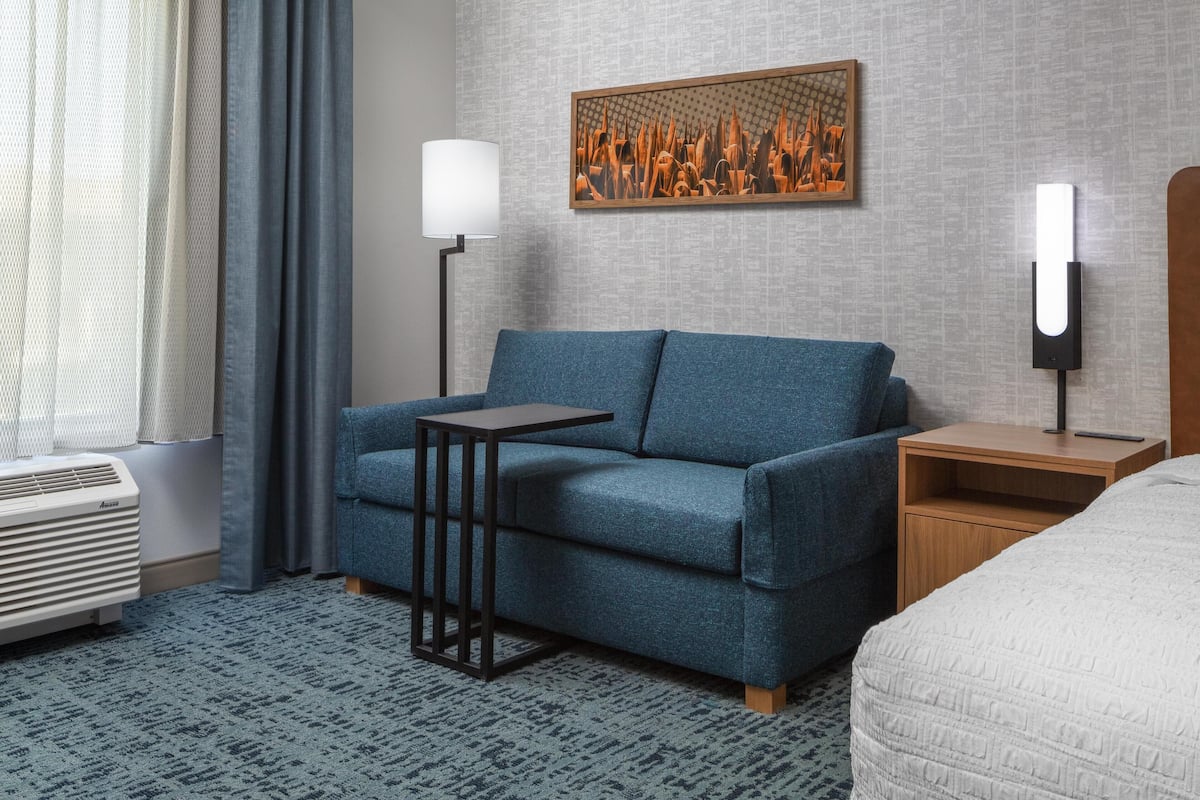 Kamar, 1 Tempat Tidur King dengan tempat tidur Sofa, lemari es & microwave | Area keluarga