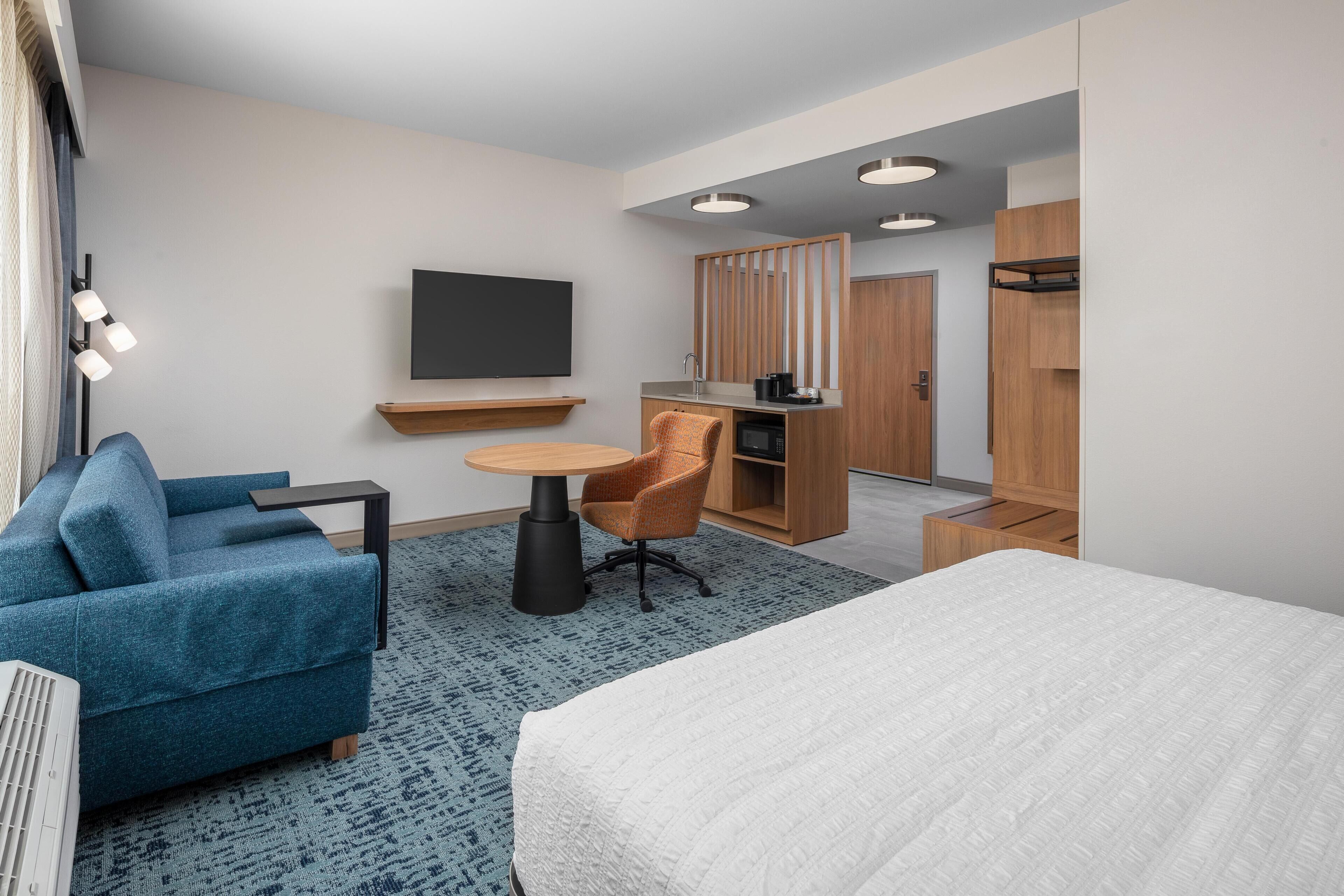 Estudio, 1 cama King size, refrigerador y microondas (Wet bar) | Área de sala de estar