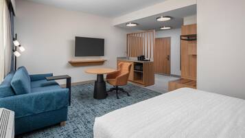Studio, 1 King Bed, Refrigerator & Microwave (Wet bar) | Living area