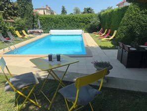 Piscine extérieure en saison
