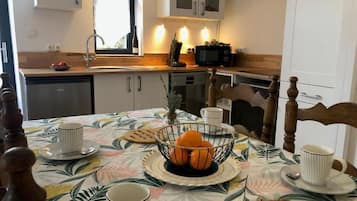 Comfort Apartment, Garden View | Dining