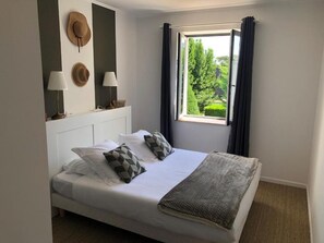 Appartement familial, vue sur le jardin | Rideaux d’obscurcissement, fer et planche à repasser