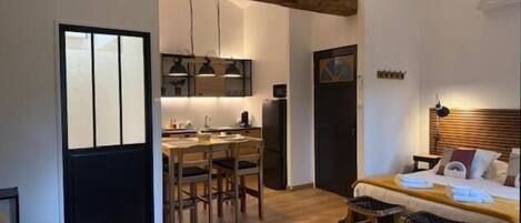 Comfort Studio, City View | Interior