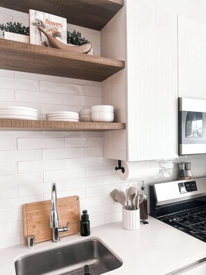 Private kitchen - Cozy 1-bedroom apartment in fabulous Long Beach with AC (Long Beach)