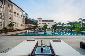 Chambre Deluxe, vue piscine | Piscine | Piscine extérieure