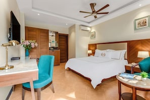 Quarto luxo, vista para a piscina