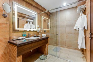 Suite Junior | Kamar mandi | Shower, handuk, sabun, dan sampo