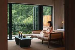 Chambre Double Supérieure, patio, vue colline | Rideaux occultants, fer et planche à repasser, Wi-Fi gratuit