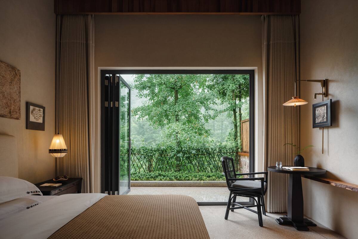 Chambre Double Sénior, patio, vue colline