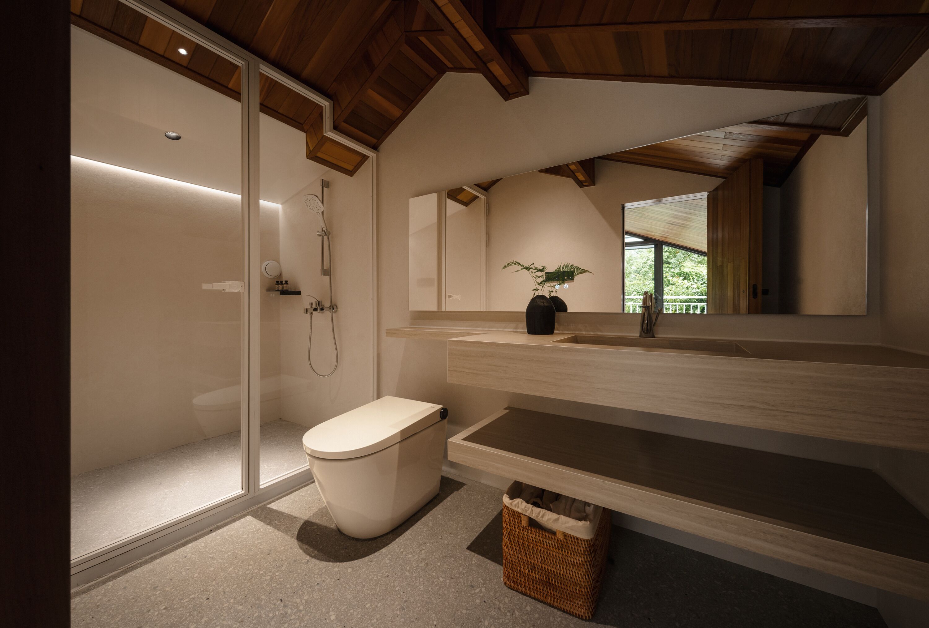 Luxe tweepersoonskamer, terras, uitzicht op heuvels | Badkamer | Een haardroger, pantoffels, handdoeken, zeep