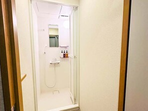 Shared bathroom - LiVEMAX Hostels Tokyo Ueno (Tokyo)