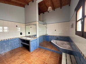 Douche, sèche-cheveux, shampoing