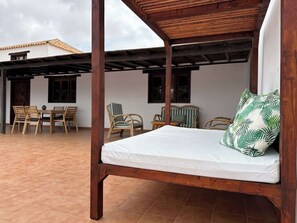 Outdoor dining - Villa with pool in the centre of Fuerteventura (Antigua)