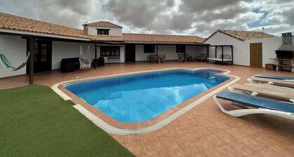Villa with pool in the centre of Fuerteventura
