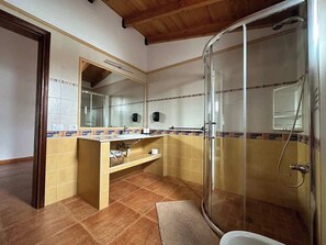 Douche, sèche-cheveux, shampoing