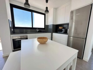 Fridge, microwave, oven, coffee/tea maker - Villa in Lajares with views, barbeque and wifi (La Oliva)