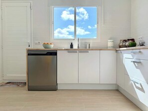 Fridge, oven, stovetop, dishwasher - House on the beach  WIFI Ajuy Fuerteventura (Ajuy)