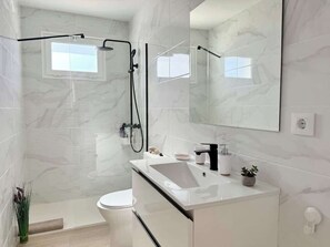 Shower, hair dryer, towels, shampoo - House on the beach  WIFI Ajuy Fuerteventura (Ajuy)