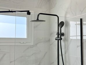 Een douche, een haardroger, handdoeken, shampoo