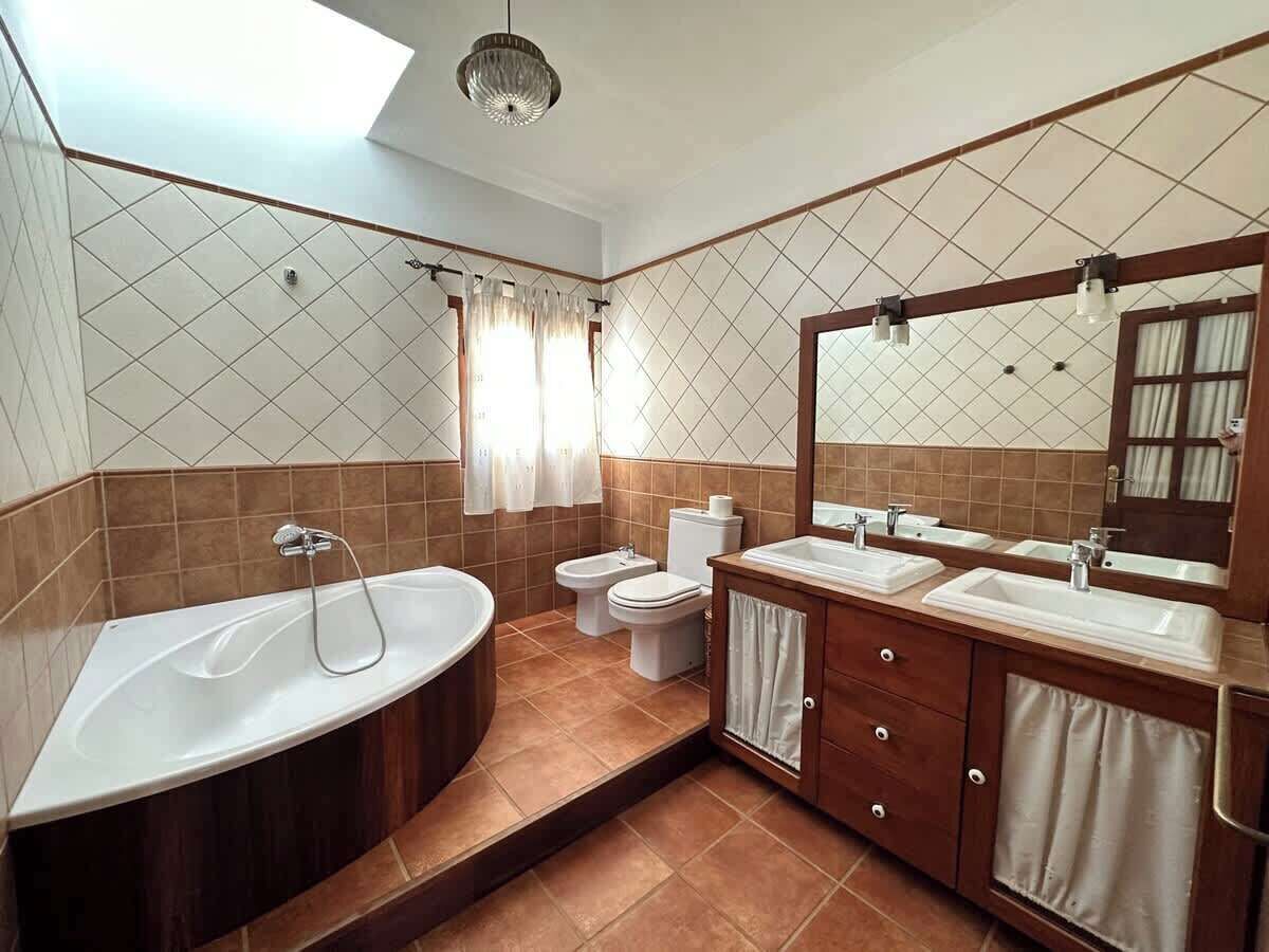 Regadera, secadora de cabello, shampoo 