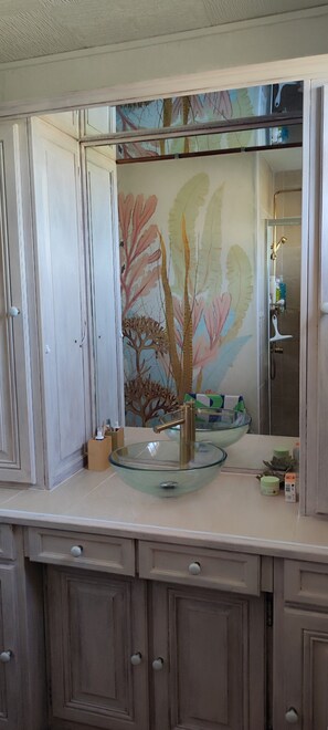 Bathroom - Vrbo Property (Mesnil-en-Ouche)